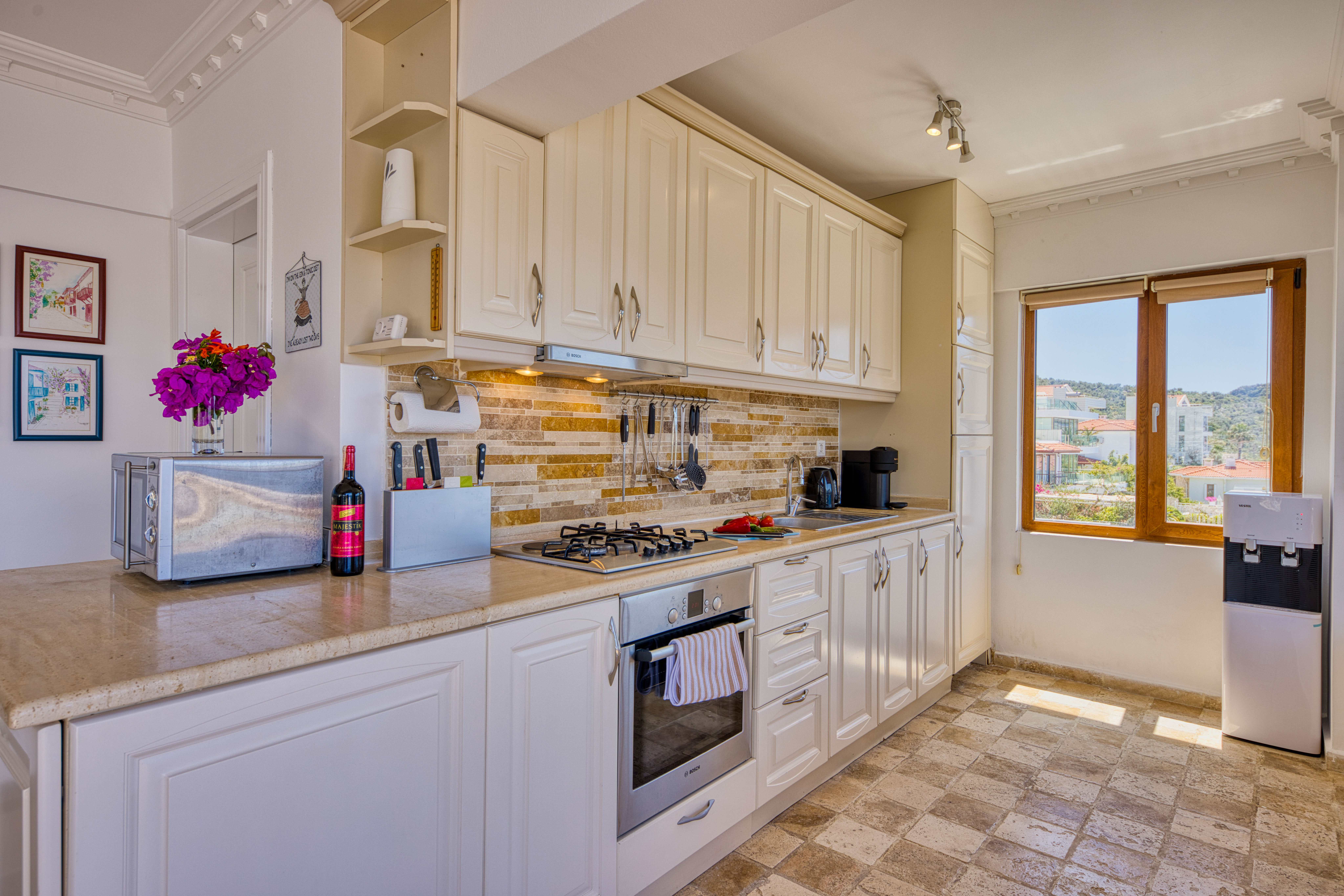 Well-equipped modern kitchen.